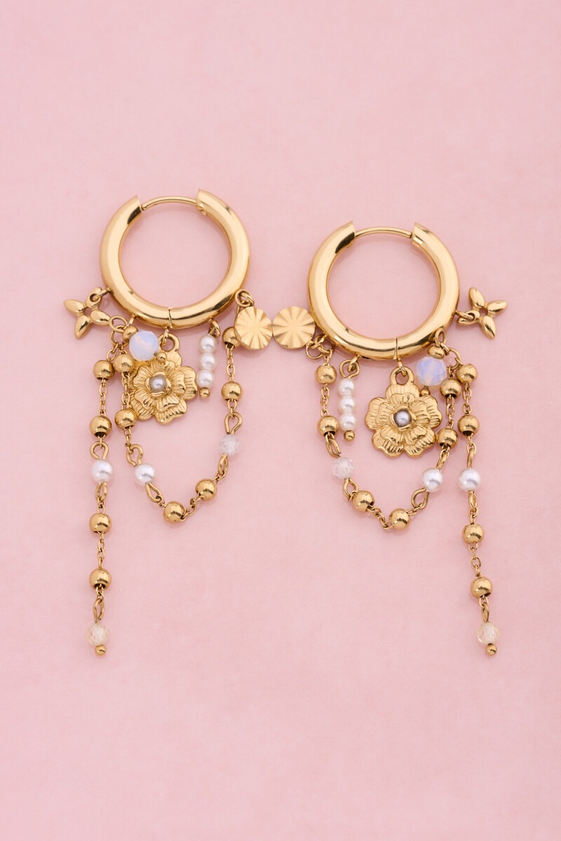 Oorringen met zoetwaterparels en bloemen