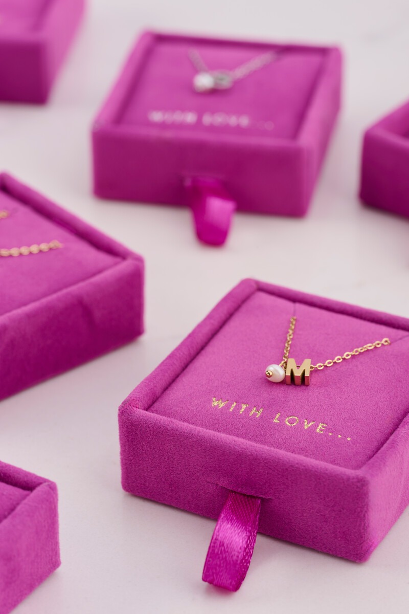 Initial ketting met zoetwaterparel
