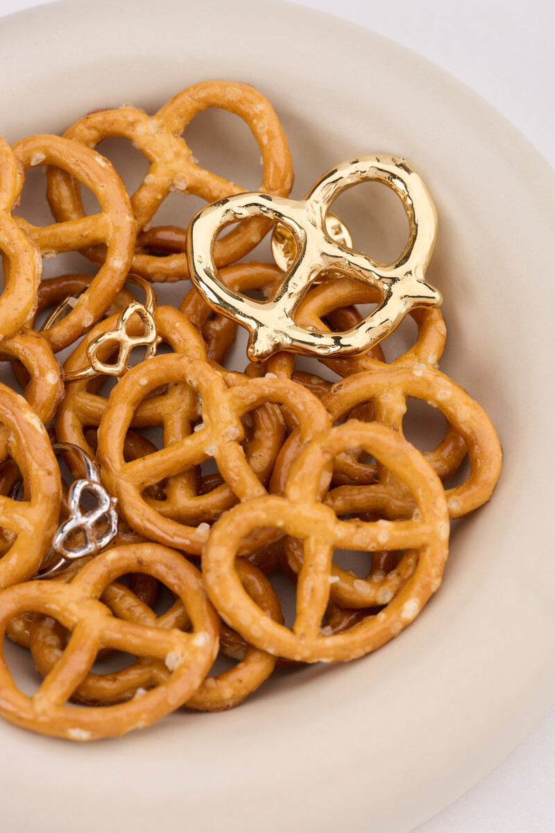 Bold brooch pretzel | My Jewellery