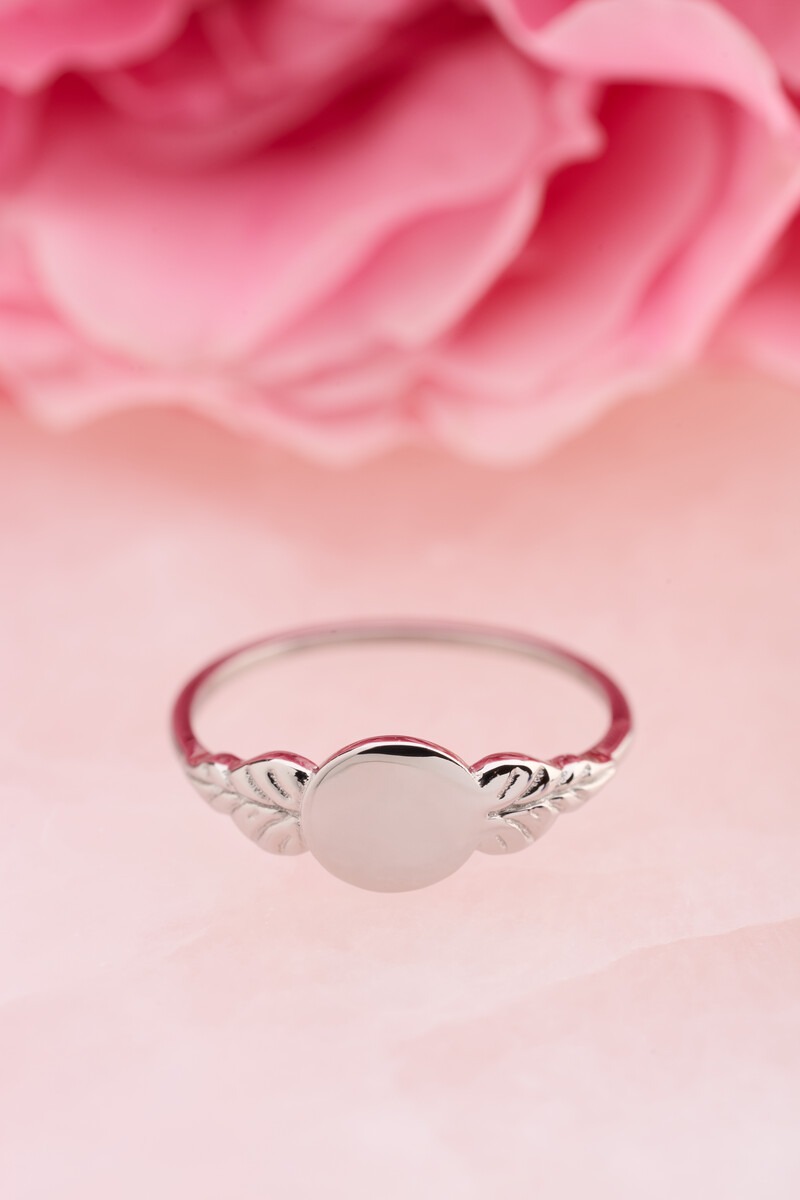 Vintage signet ring with leaves | My Jewellery