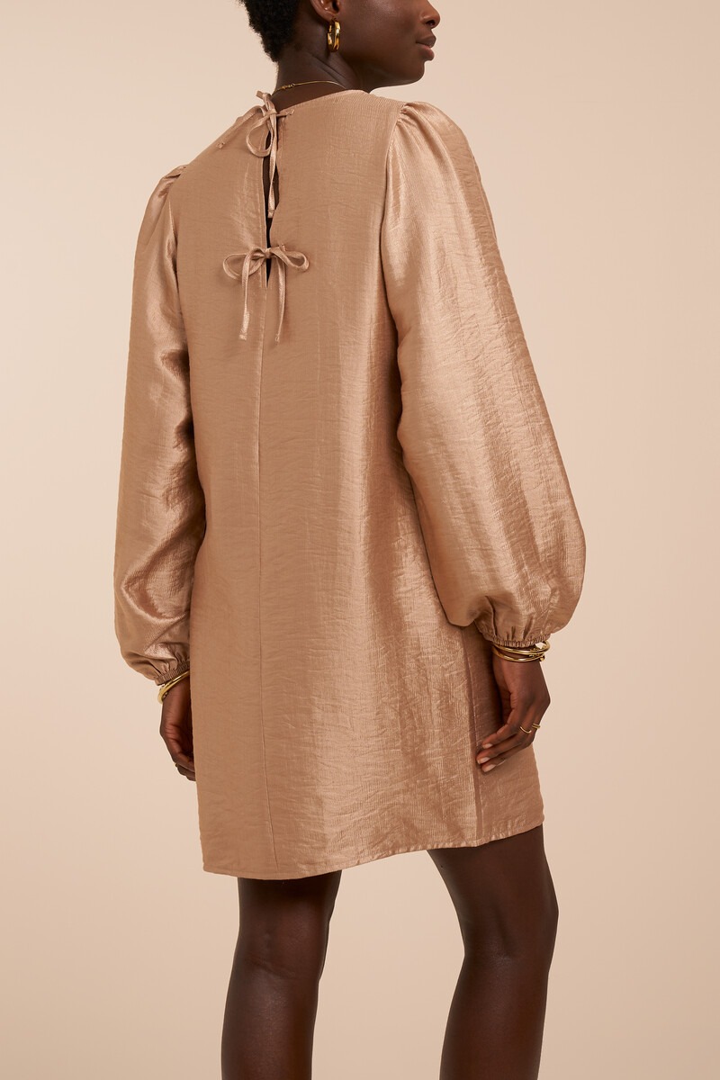 Robe dorée à manches longues bouffantes