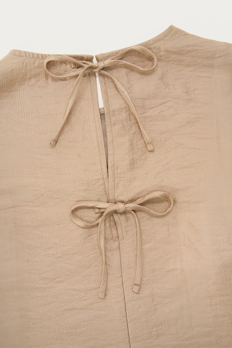 Robe dorée à manches longues bouffantes