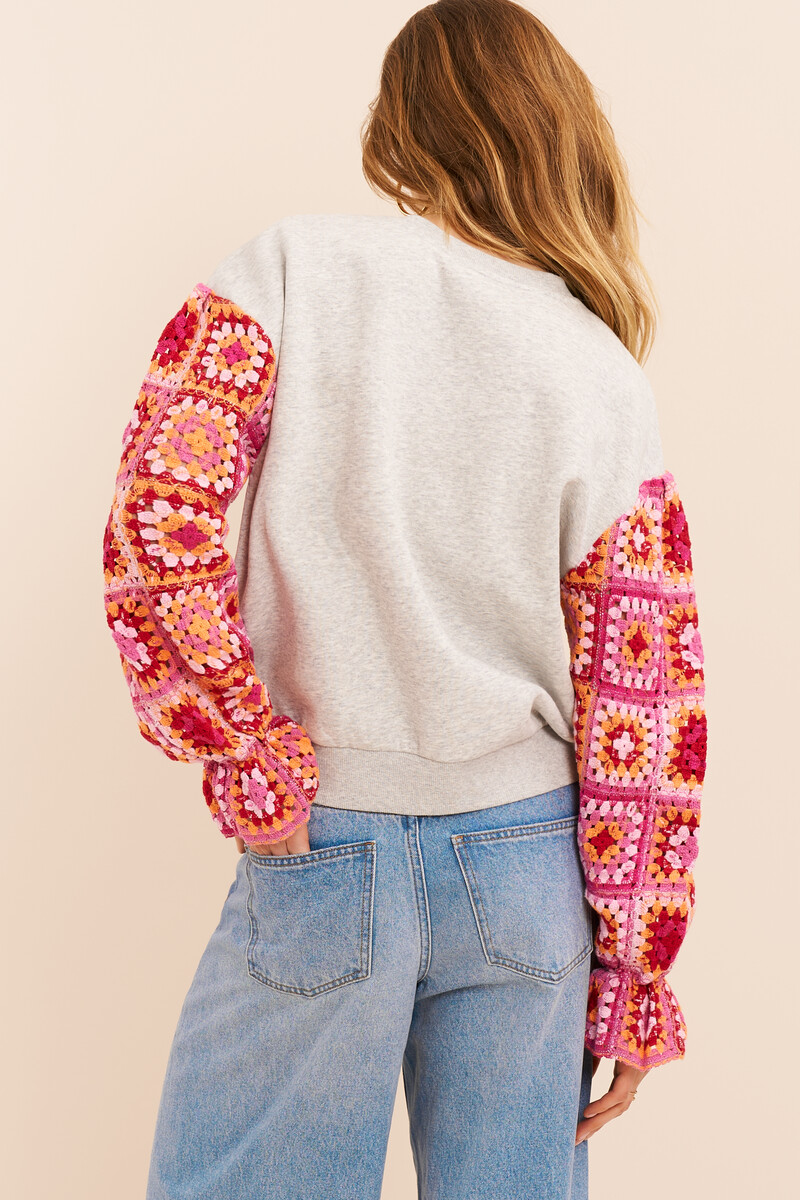 Grey sweater with pink crochet sleeves | My Jewellery