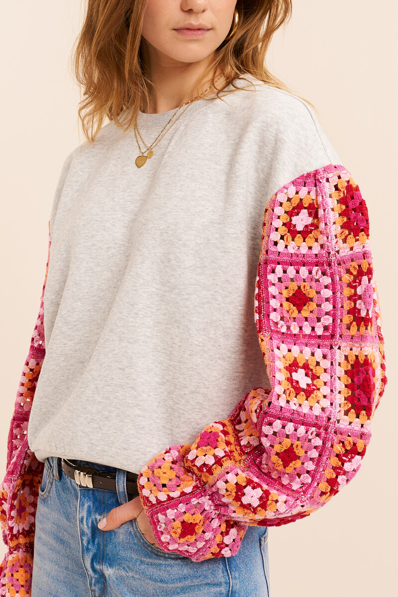 Grey sweater with pink crochet sleeves | My Jewellery