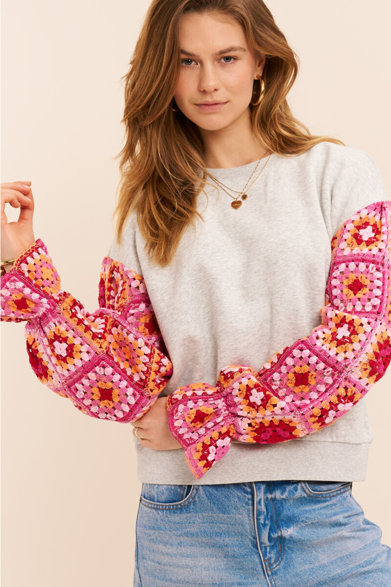 Grey sweater with pink crochet sleeves | My Jewellery