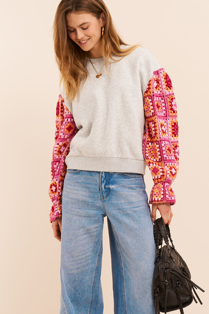Grey sweater with pink crochet sleeves | My Jewellery