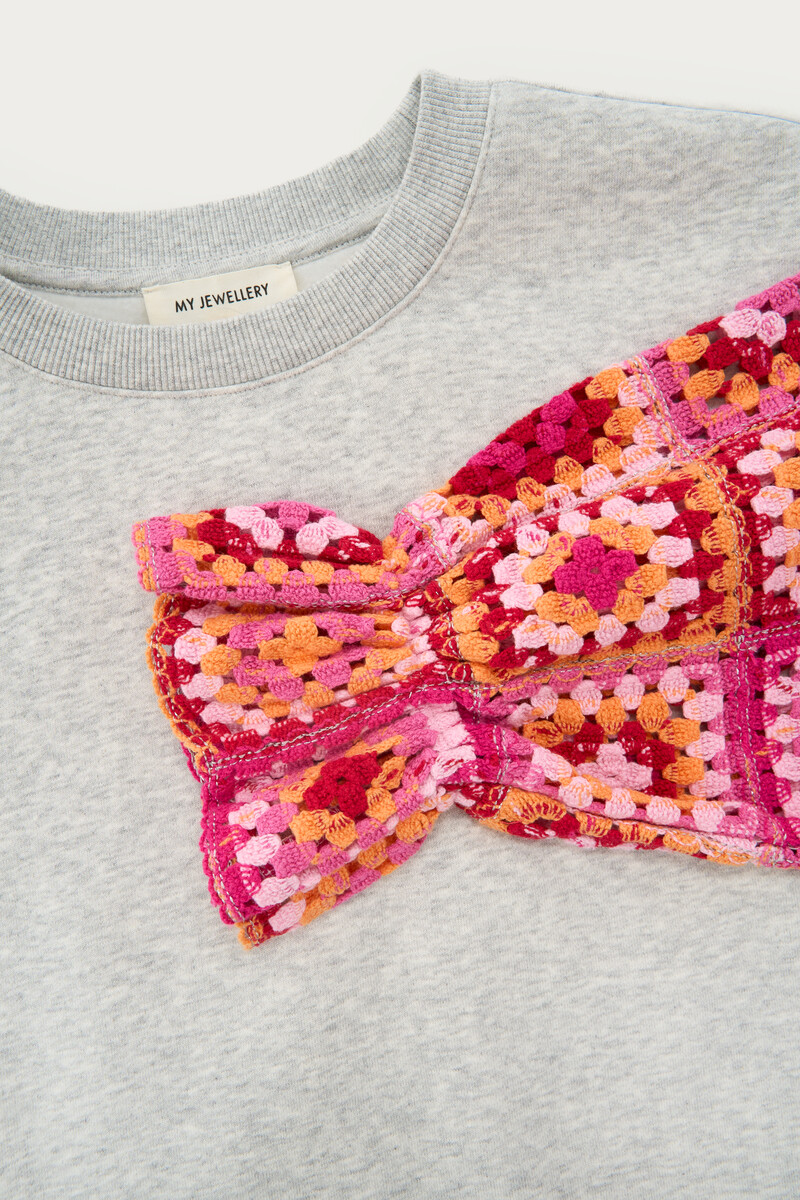 Grey sweater with pink crochet sleeves | My Jewellery