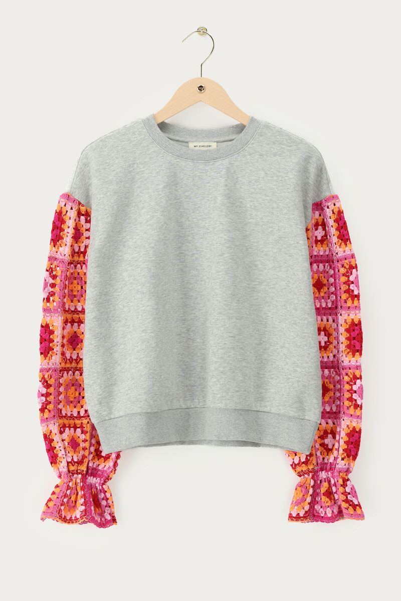 Grey sweater with pink crochet sleeves | My Jewellery