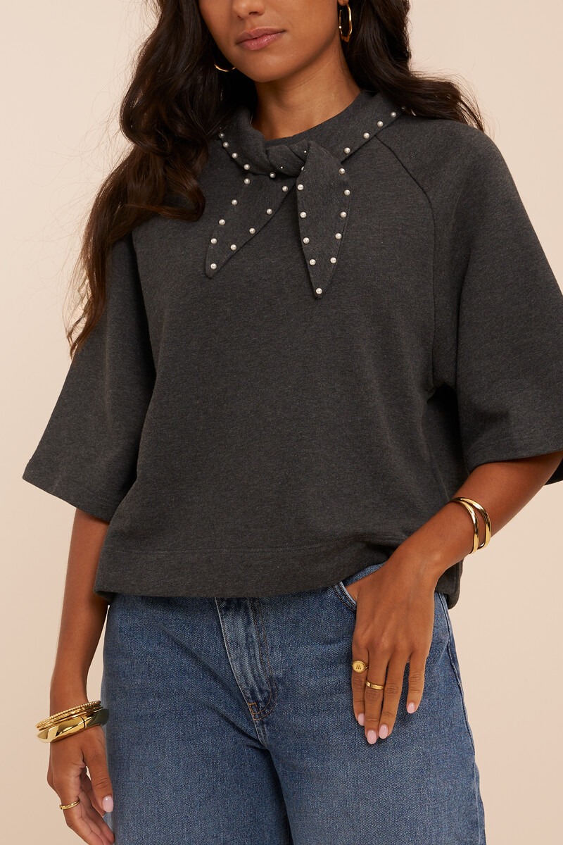 Grey sweater with short sleeves and faux pearls | My Jewellery