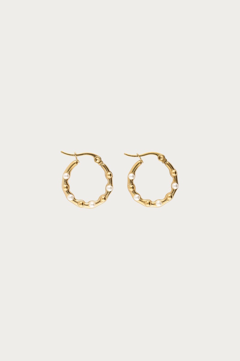 Hoop earrings with dots and mini faux pearls