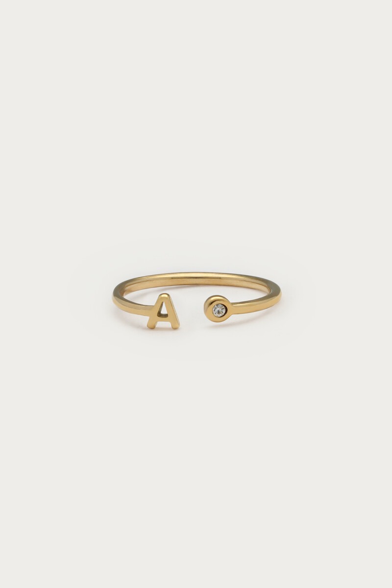 Initial ring met steentje
