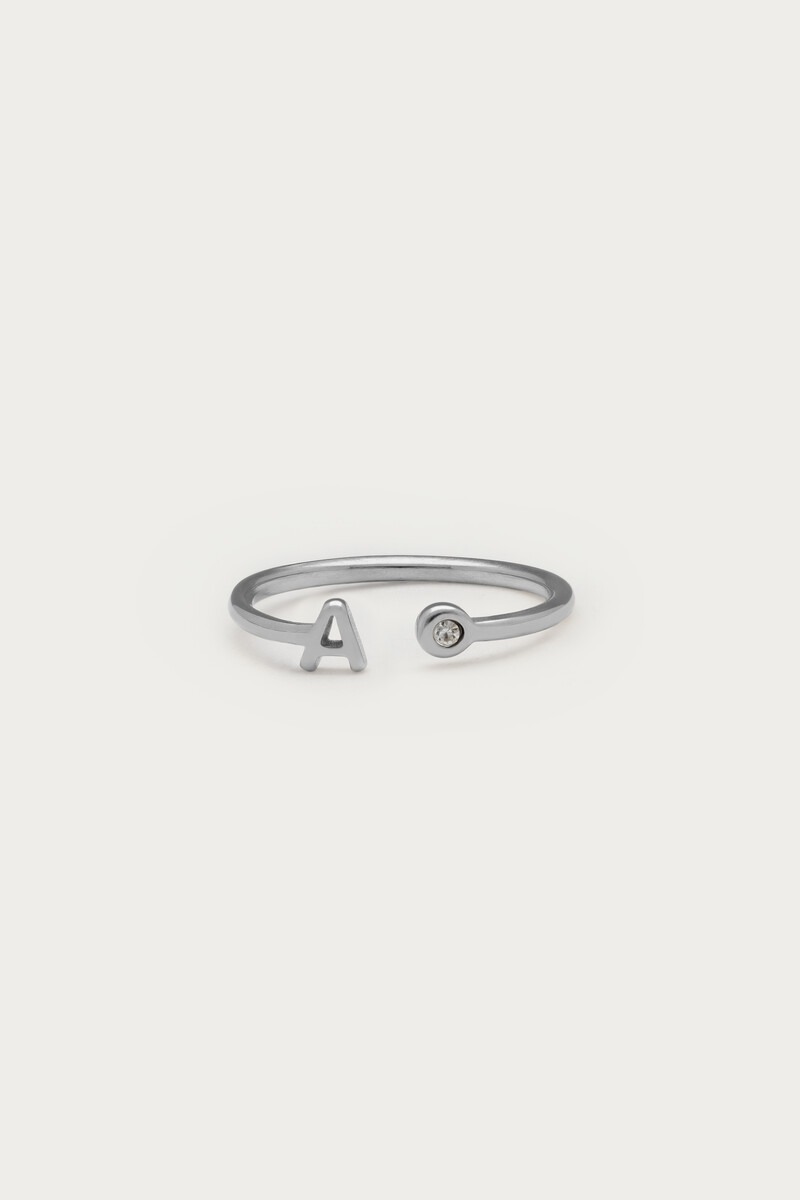 Initial ring met steentje