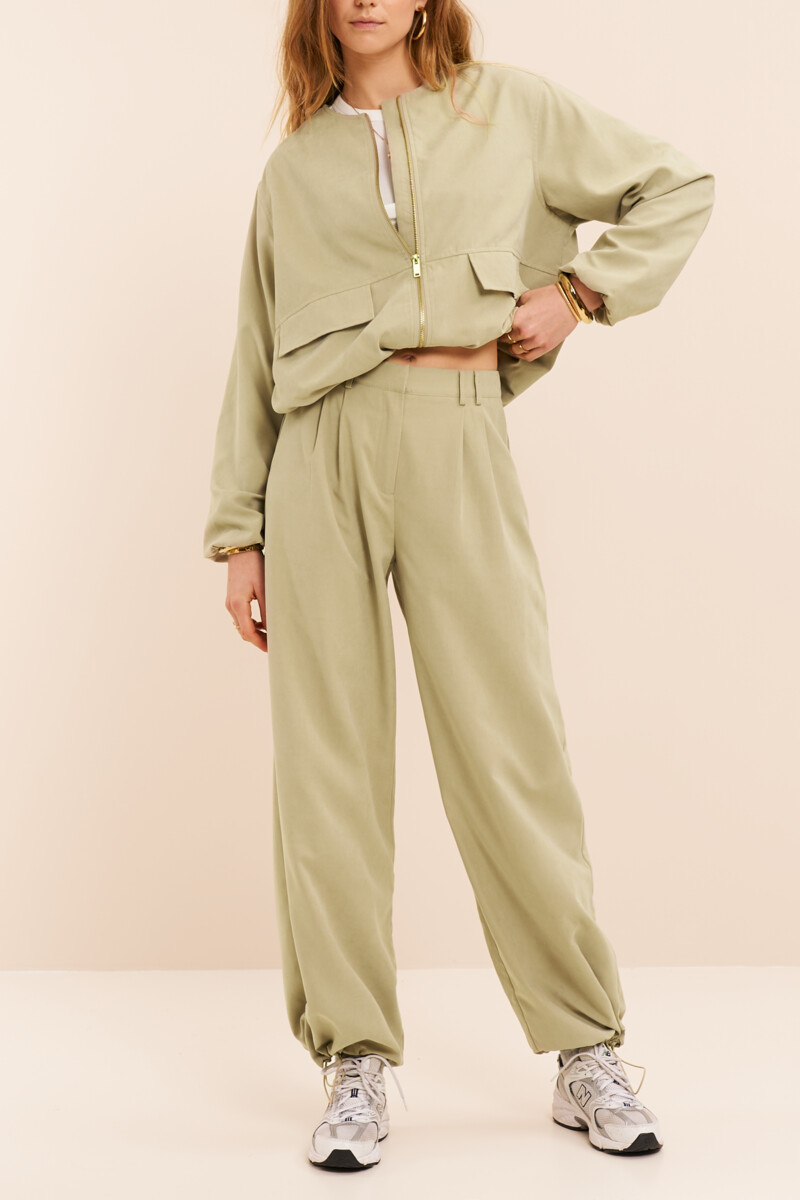 Hellgrüne Hose mit Kordelzug im Bund