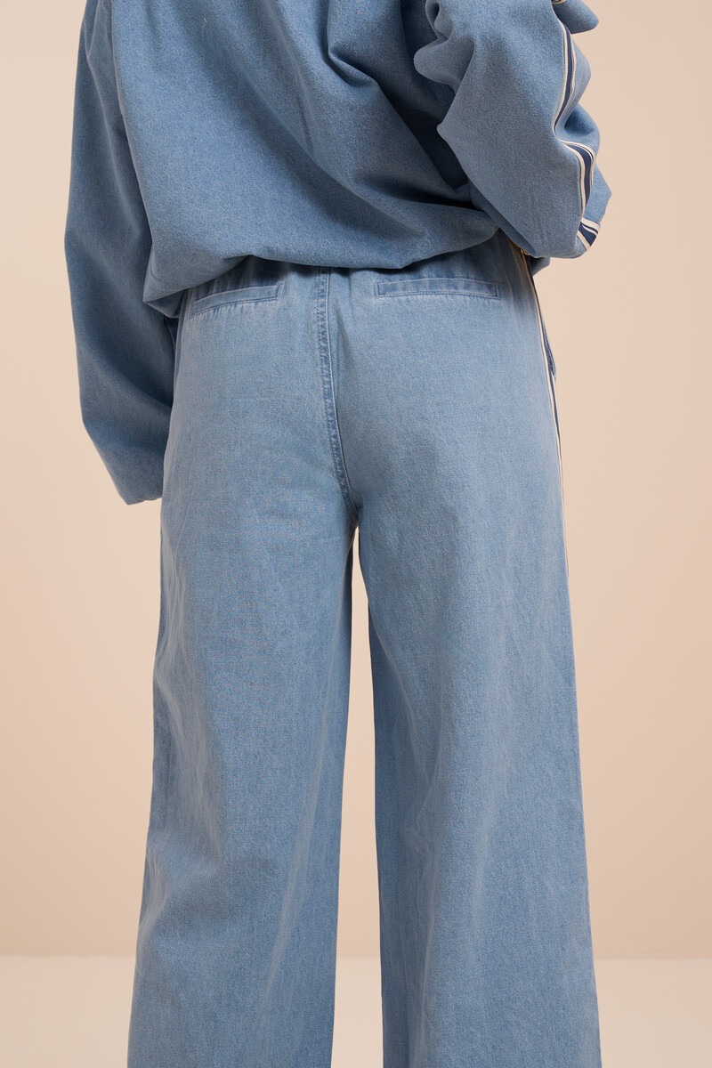 Lichtblauwe denim pantalon met strepen