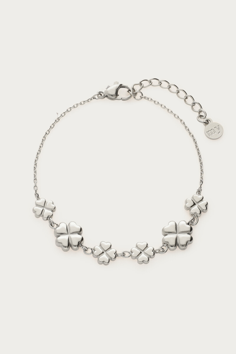 Minimalistische armband met zes klavers