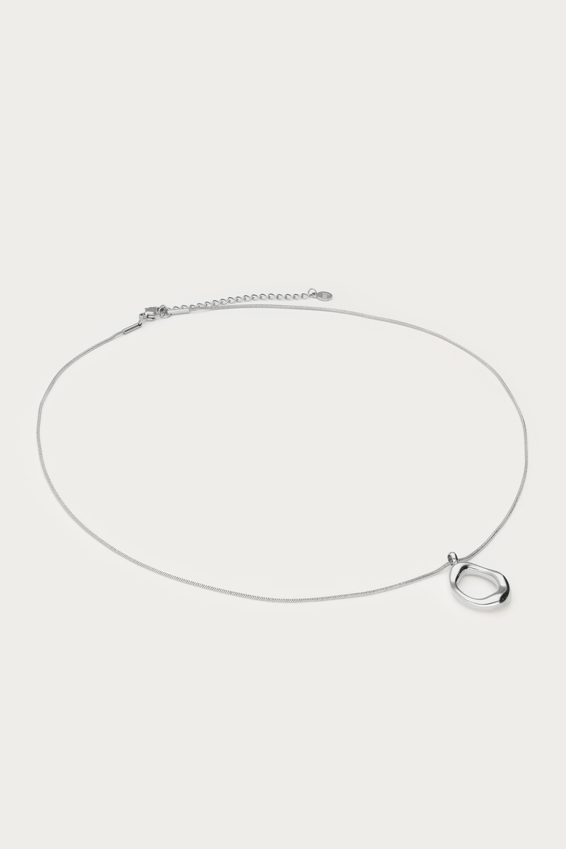 Minimalist necklace with oval