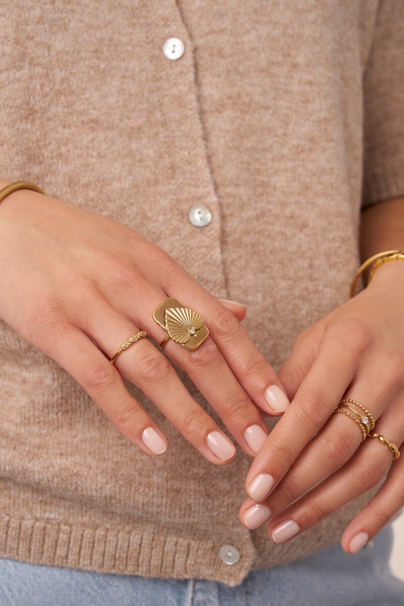 Minimalist ring with bubbles