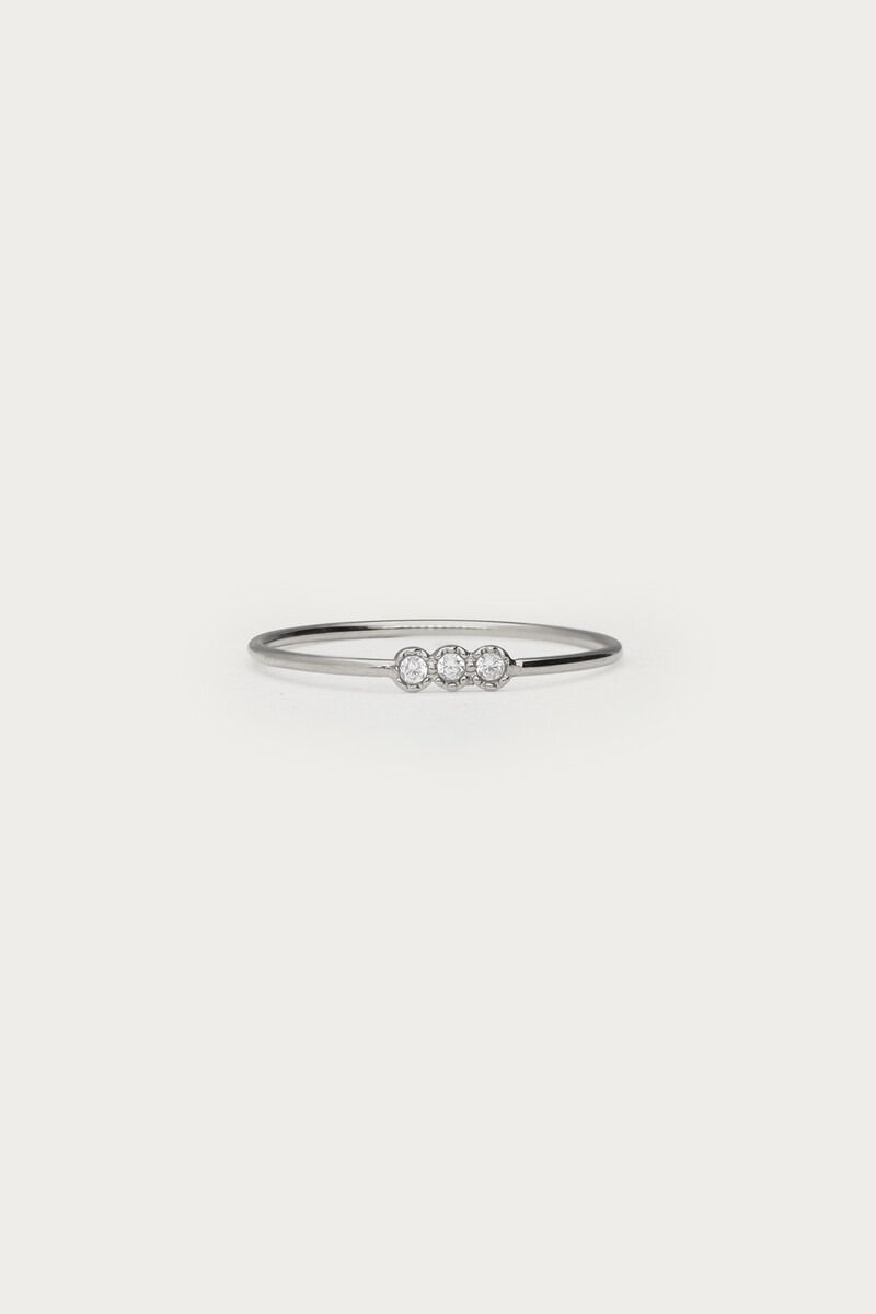 Anillo minimalista con tres piedras de strass