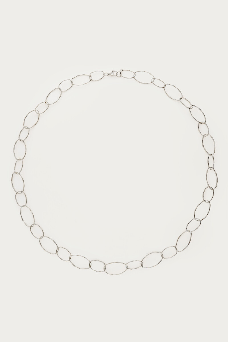 Necklace with coarse oval link with twist