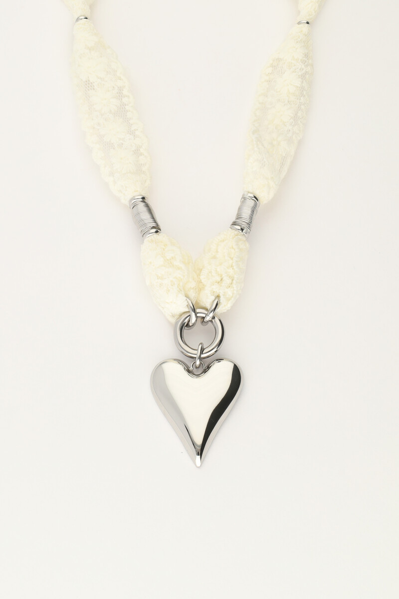 Kette mit Spitze und Herz