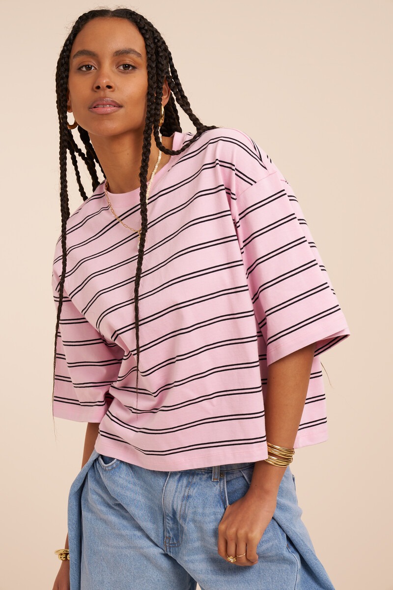 Roze boxy T-shirt met zwarte strepen