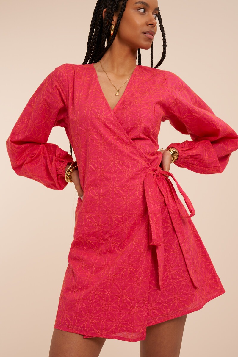 Robe portefeuille rose avec broderies 