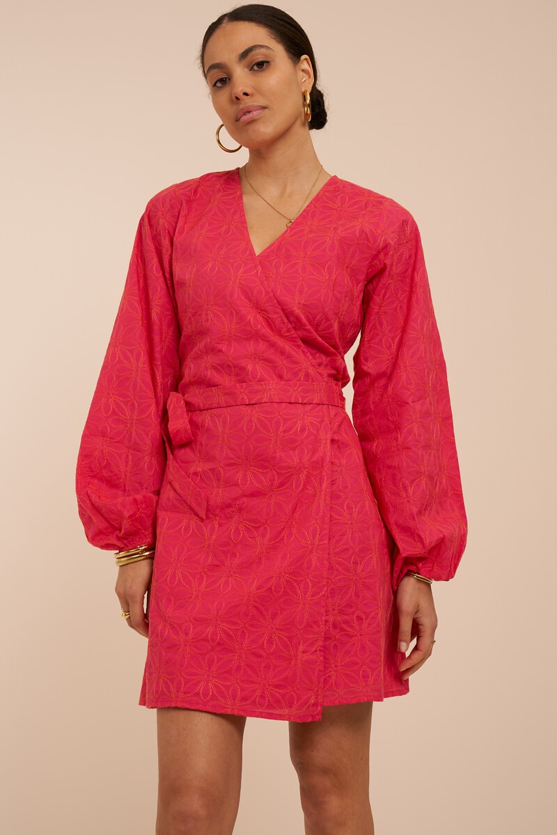 Roze wikkeljurk met embroidery details