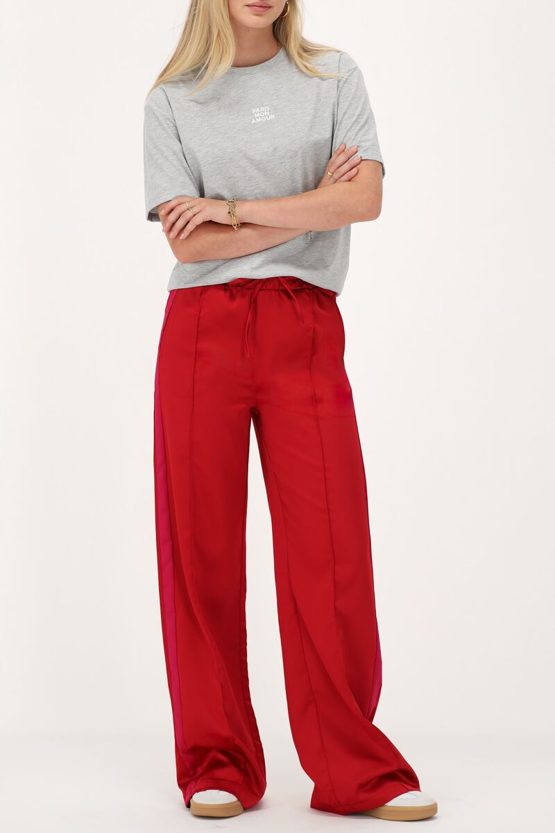 Pantalon large en satin rouge avec bande rose My Jewellery