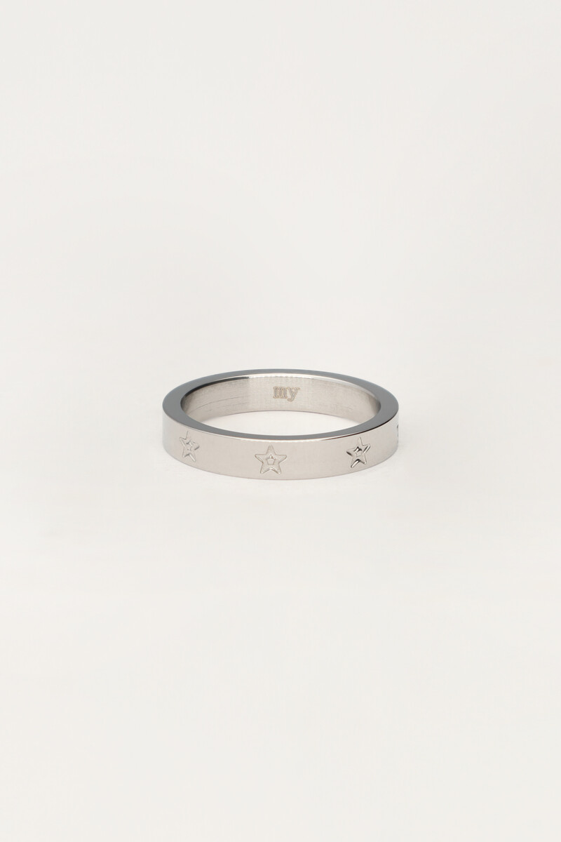 Ring met gegraveerde sterretjes