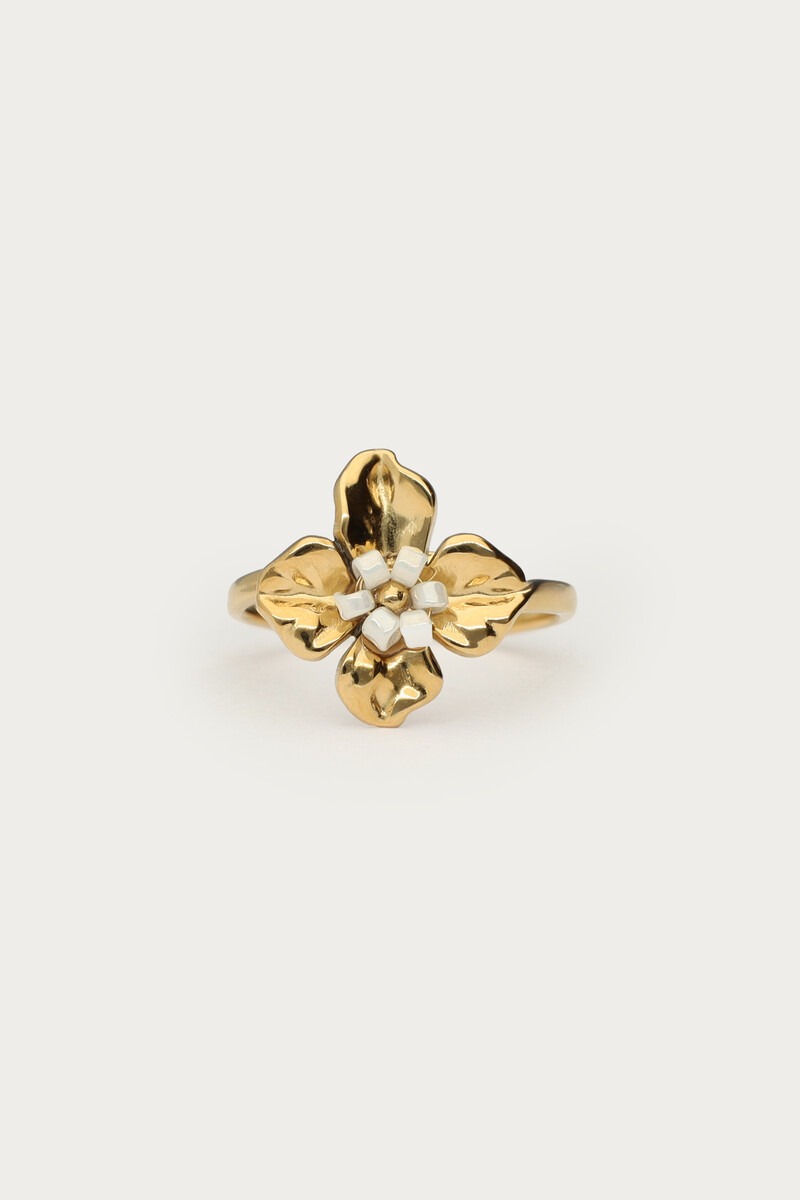 Ring met bloem en witte kralen