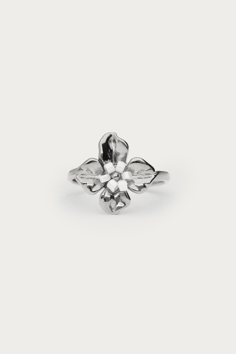 Ring met bloem en witte kralen