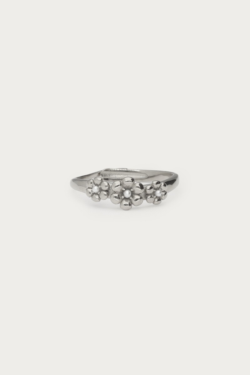 Ring met drie bloemen