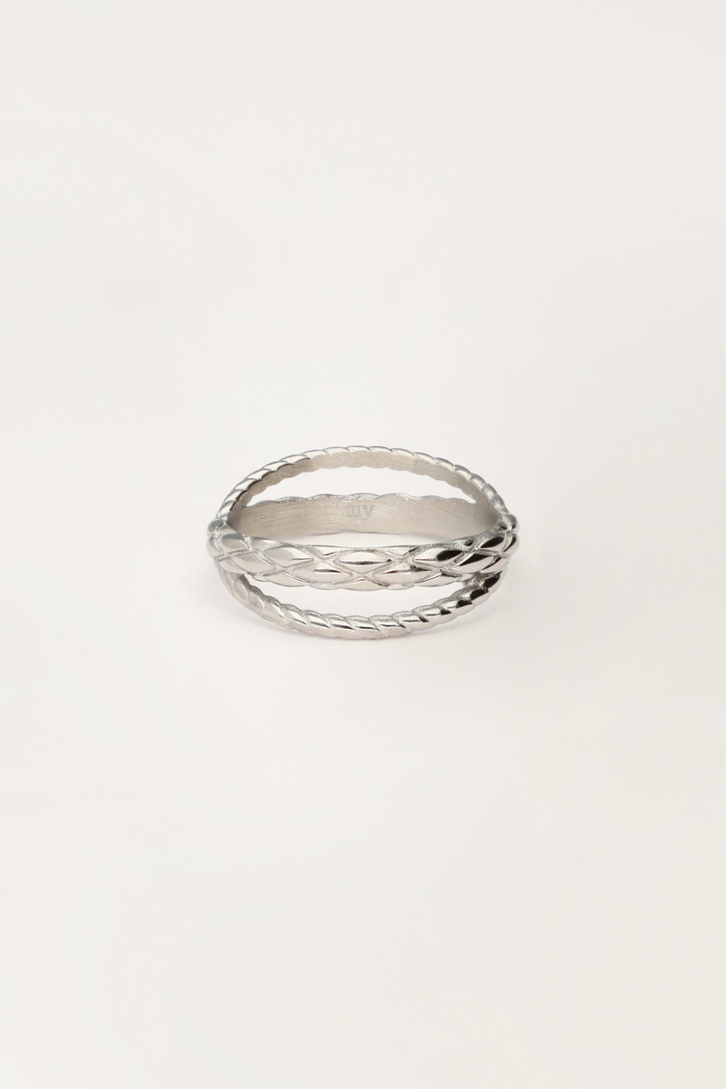 Ring met gedraaid patroon