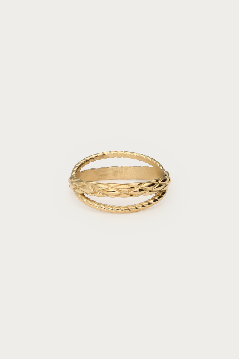 Ring with twisted pattern