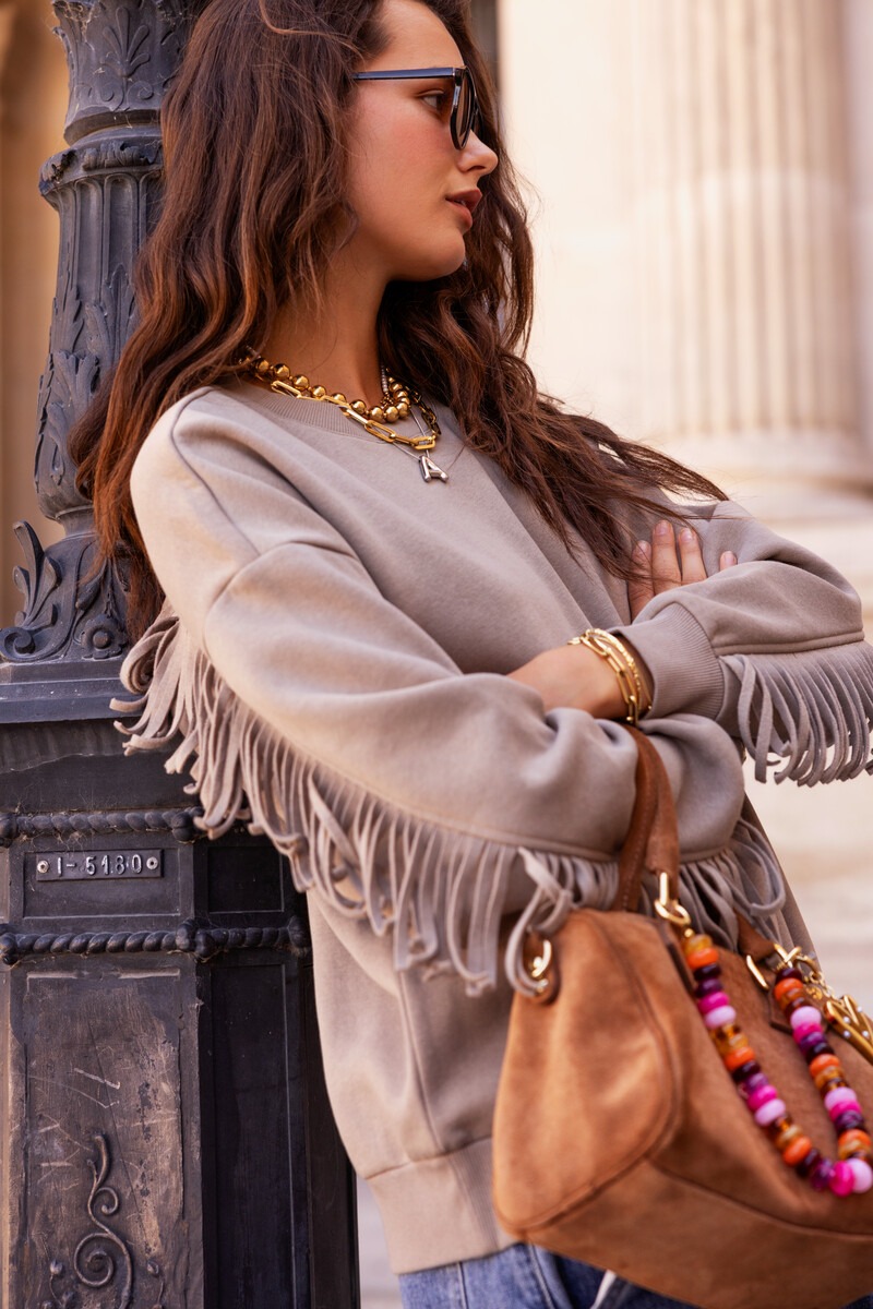 Sweat taupe à franges avec écusson