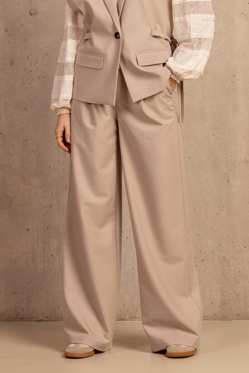 Beige wide-leg trousers with pleats | My Jewellery