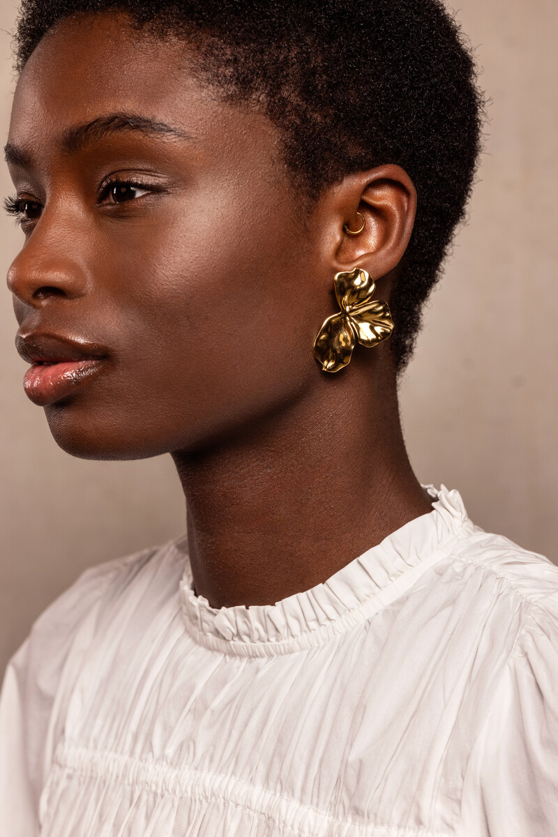 Iconic earrings half flower