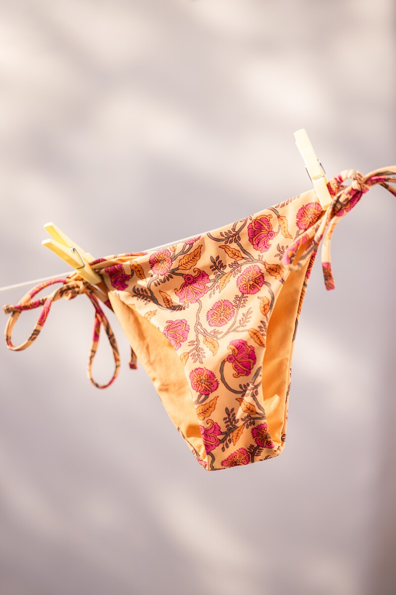 Geel bikini broekje met bloemen en strikbandjes