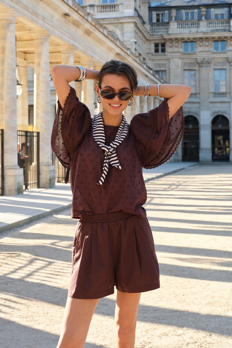 Bruine top met korte mouwen en dubbele ruffles