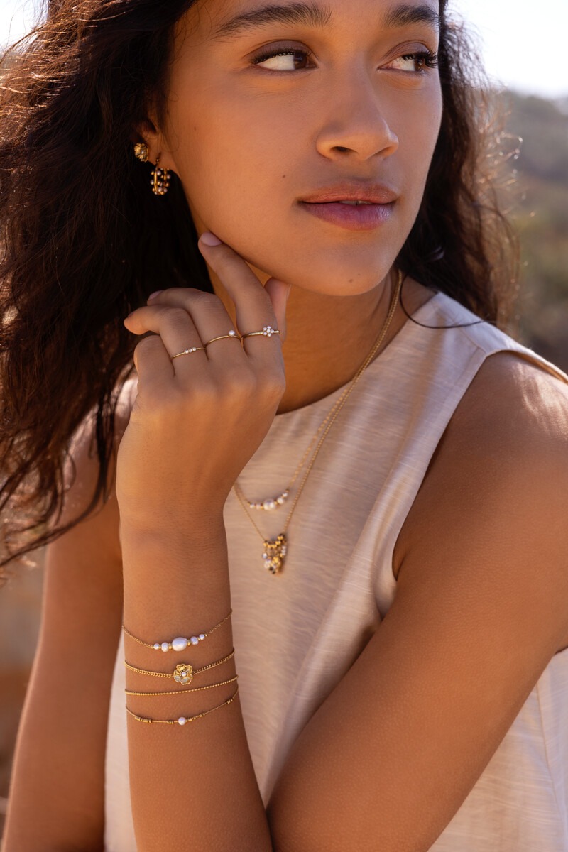 Ring met zoetwaterparel bloem en mini strass steen