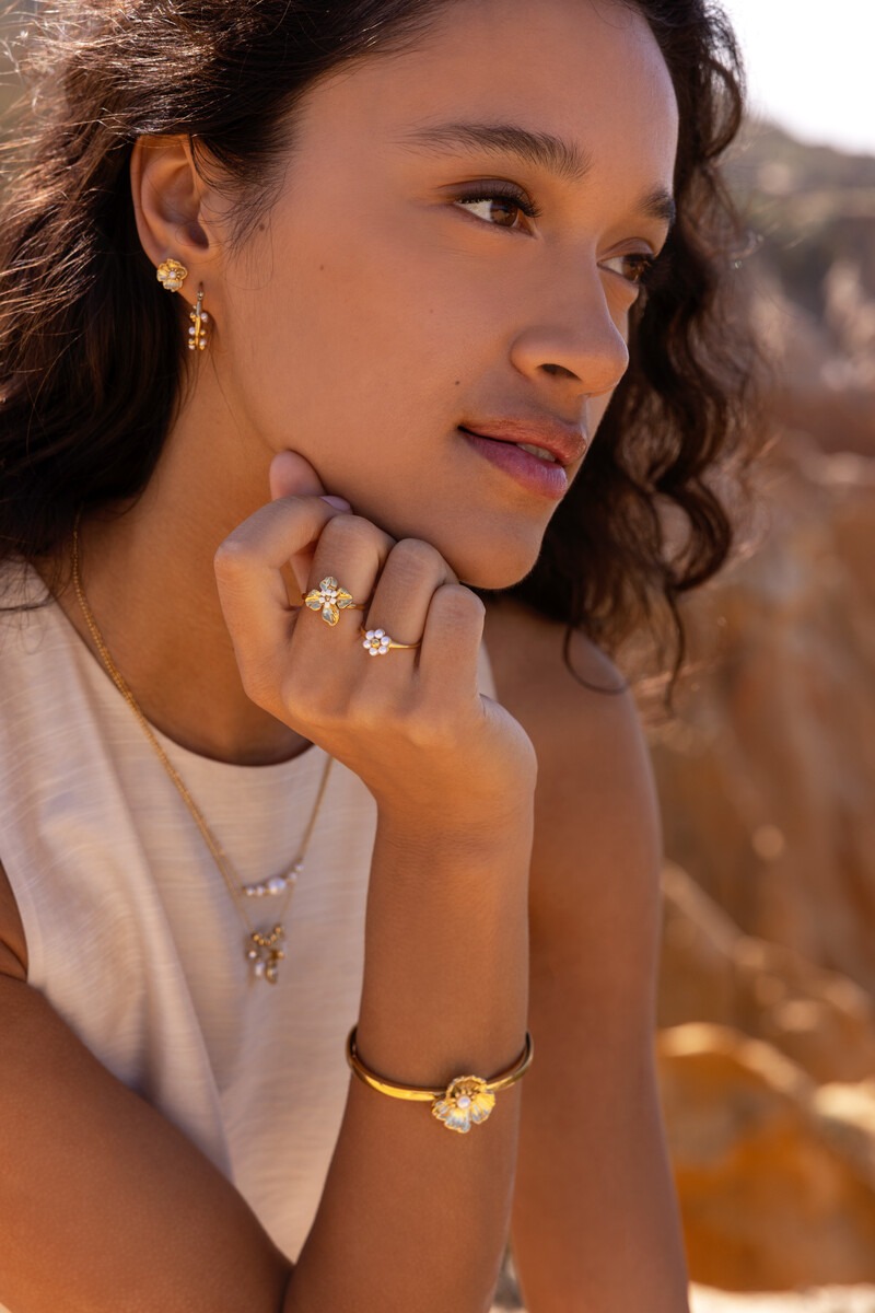 Ring met bloem en witte kralen