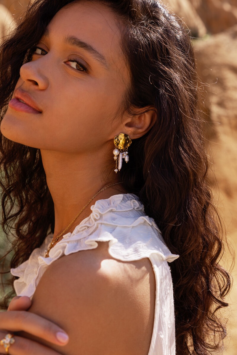 Drop earrings with natural pearls