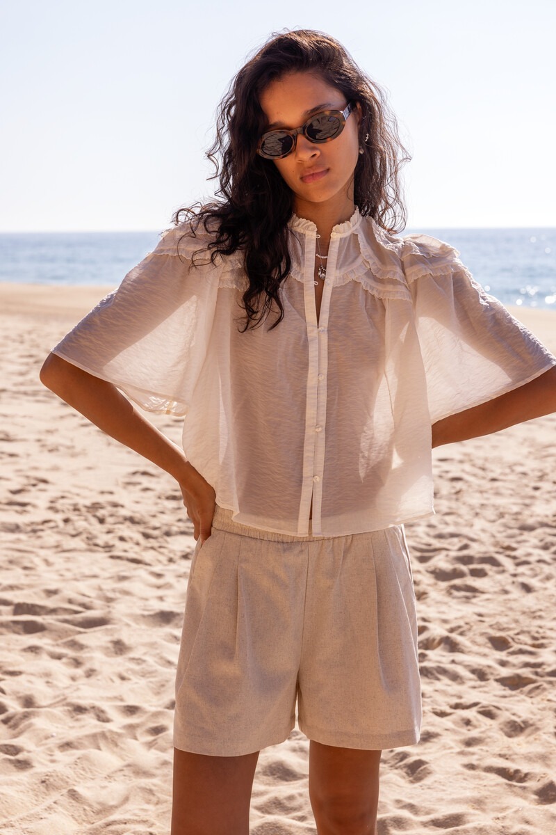 White blouse with short sleeves and ruffles | My Jewellery