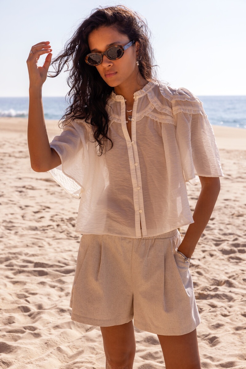 White blouse with short sleeves and ruffles | My Jewellery