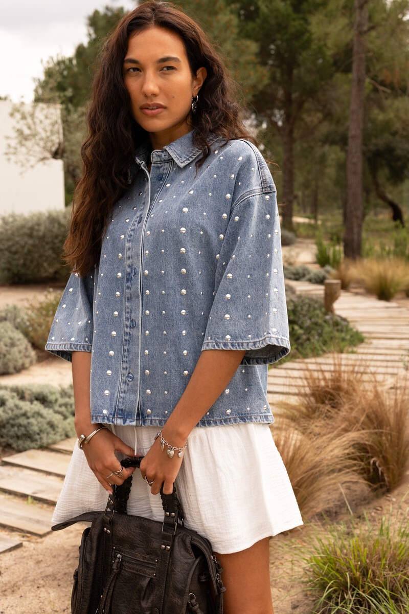 Blauwe oversized korte denim blouse met studs