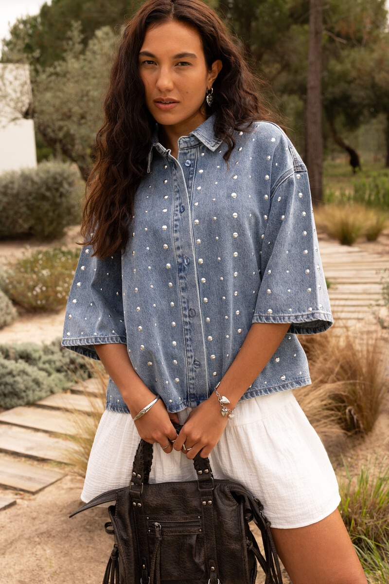 Blauwe oversized korte denim blouse met studs