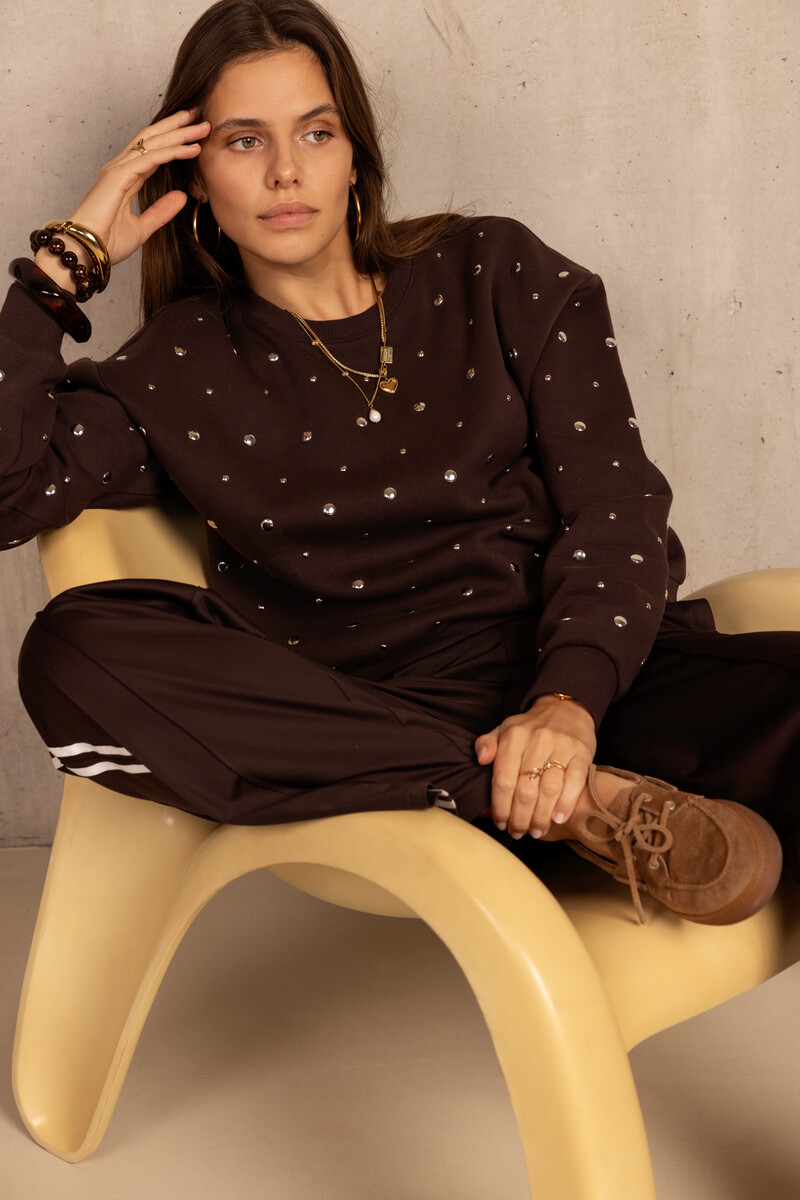 Dark brown sweater with silver-coloured studs | My Jewellery