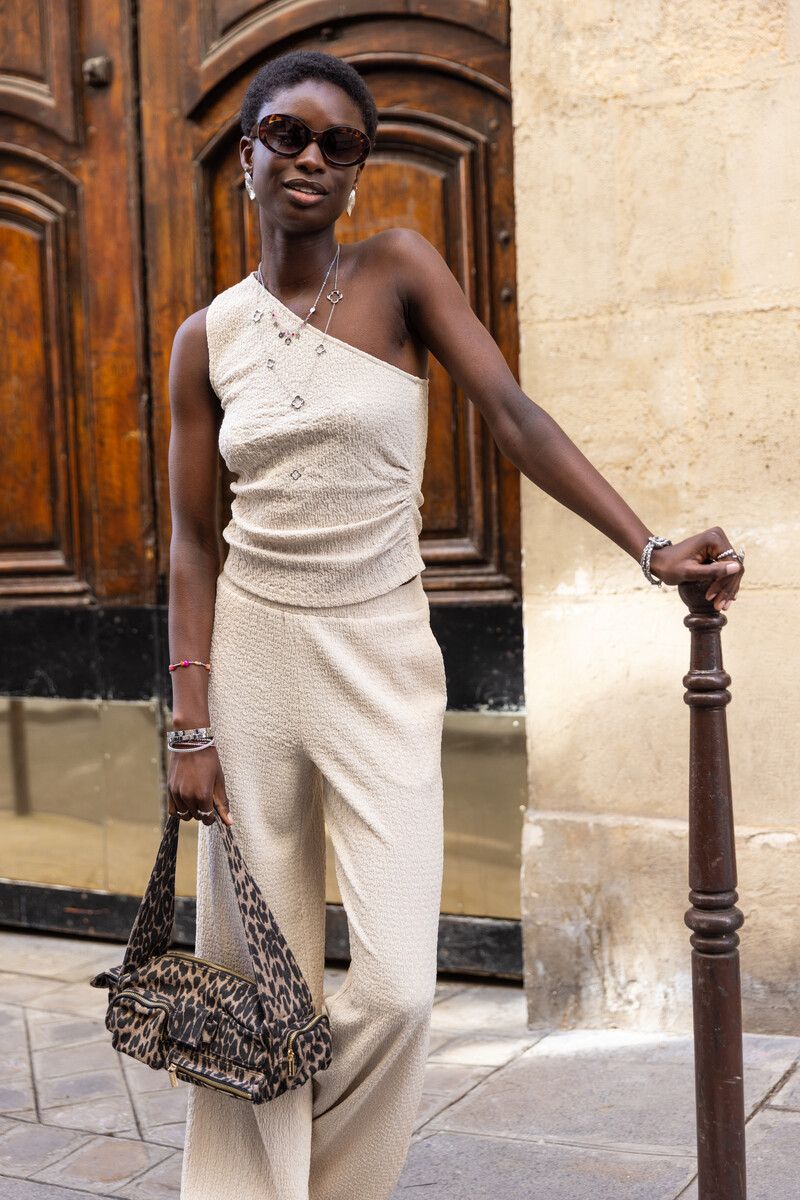 Beige one-shoulder top with structure | My Jewellery