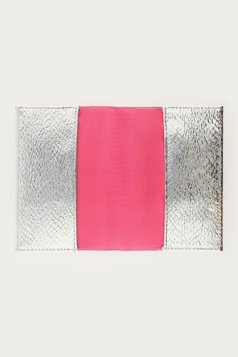 Silver-coloured passport cover with croco print | My Jewellery