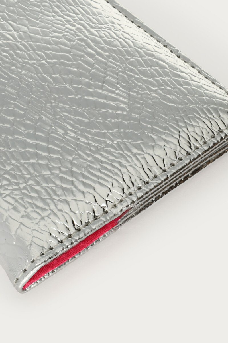 Silver-coloured passport cover with croco print | My Jewellery